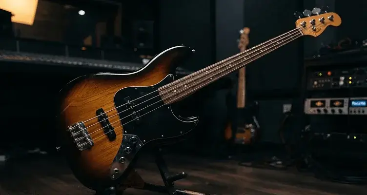 Bass guitar equipment for building a new arrangement